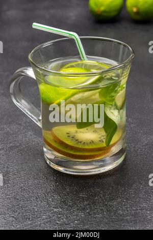 Eau infusée au kiwi et à la chaux dans du verre. Arrière-plan noir. Vue de dessus Banque D'Images