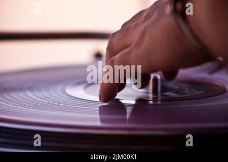 The DJ mixing the music on the record Banque D'Images