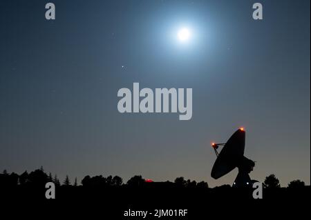 Guadalajara, Espagne. 03rd août 2022. La lune et le Spica (l'étoile la plus lumineuse du ciel) sont vus pendant la nuit près d'un radiotélescope de l'Observatoire des Yèbes, le principal centre scientifique et technique de l'Institut géographique national d'Espagne. Spica, également connu sous le nom d'Alpha Virginis, est l'objet le plus lumineux de la constellation de Virgo et l'un des 15 plus lumineux du ciel. Selon la NASA pour cette année 2022, Spica sera visible sur 3 août à environ 4 degrés en dessous du croissant de lune. Credit: Marcos del Mazo/Alay Live News Banque D'Images