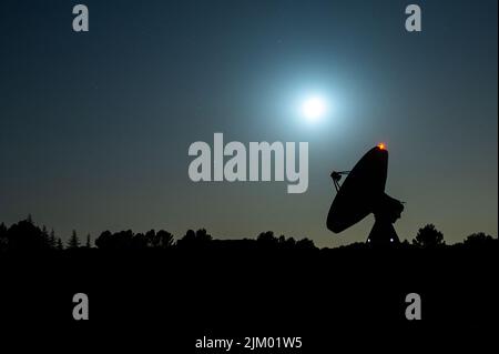 Guadalajara, Espagne. 03rd août 2022. La lune et le Spica (l'étoile la plus lumineuse du ciel) sont vus pendant la nuit près d'un radiotélescope de l'Observatoire des Yèbes, le principal centre scientifique et technique de l'Institut géographique national d'Espagne. Spica, également connu sous le nom d'Alpha Virginis, est l'objet le plus lumineux de la constellation de Virgo et l'un des 15 plus lumineux du ciel. Selon la NASA pour cette année 2022, Spica sera visible sur 3 août à environ 4 degrés en dessous du croissant de lune. Credit: Marcos del Mazo/Alay Live News Banque D'Images