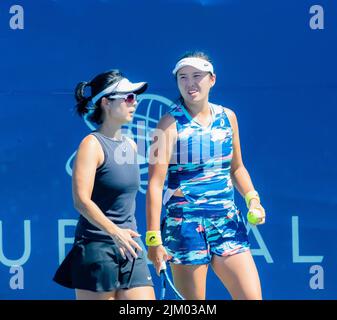 San Jose, États-Unis. 3rd août 2022. Xu Yifan (L)/Yang Zhaoxuan de Chine réagit lors du double tour de femmes de 16 match contre Nadiia Kichenok d'Ukraine/Tereza Mihalikova de Slovaquie au Mubadala Silicon Valley Classic 2022 à San Jose, Californie, États-Unis, le 3 août 2022. Credit: Arthur Dong/Xinhua/Alay Live News Banque D'Images