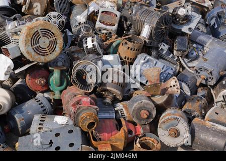 Gros plan des moteurs électriques mis au rebut dans un parc de recyclage de ferraille. Banque D'Images