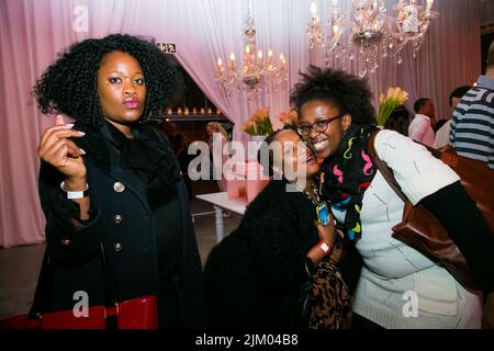 The beautiful African ladies posing for a photo at party in Johannesburg, South Africa Banque D'Images