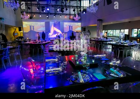 Johannesburg, Afrique du Sud - 20 novembre 2014: Intérieur et décor mis en place d'un dîner de gala d'entreprise Banque D'Images