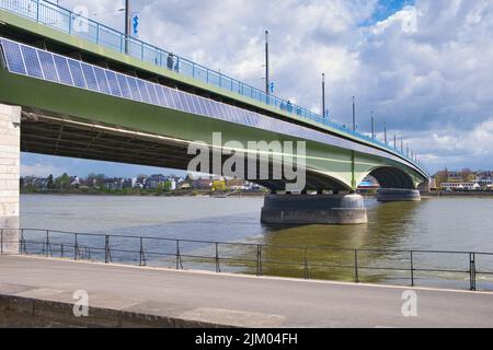 Bridge over the river called Rhein in Bonn, it is called Kennedy Bridge , Germany Banque D'Images