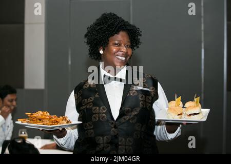 Johannesburg, Afrique du Sud - 31 mars 2015: Serveuse africaine tenant un plateau de nourriture Banque D'Images