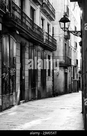 Un homme marche dans les rues arrière de la Gotic (quartier gothique) de Barcelone. Mars 2017 Banque D'Images