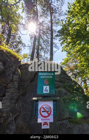 Lohmen, Allemagne. 03rd août 2022. Un panneau indiquant le niveau d'avertissement d'incendie de forêt 4 et l'interdiction de fumer est suspendu sur le Bastei en Suisse saxonne. Le parc national est en feu depuis plusieurs semaines. (À dpa: 'La terre séchée: L'espoir repose maintenant sur le cycle de la nature') Credit: Daniel Schäfer/dpa/Daniel Schäfer/dpa/Alay Live News Banque D'Images