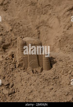 Château de sable incomplet pour enfants sur la plage de Hunstanton. Banque D'Images