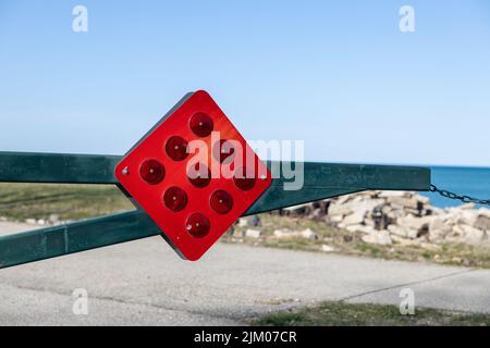 Red stop and turn detour road sign, regulatory sign outdoors Banque D'Images
