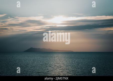 Une belle vue sur les rochers au coucher du soleil sur l'île de Corfou en Grèce Banque D'Images