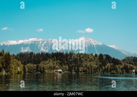 A fishing boat on lake Bled in Slovenia with stunning mountain views Banque D'Images