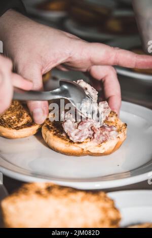 Chef finissant son assiette et presque prêt à servir à la table. Mains seulement. Enfin, la vinaigrette Banque D'Images