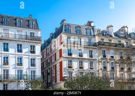 Paris, façade et fenêtres typiques, beau bâtiment, vieux toits en zinc Banque D'Images