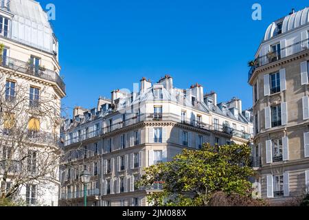 Paris, façade et fenêtres typiques, beau bâtiment, vieux toits en zinc Banque D'Images