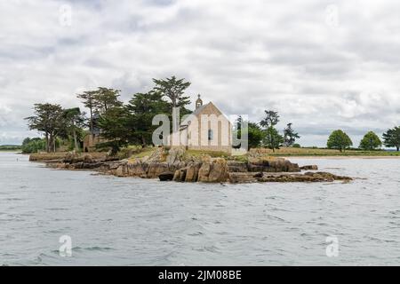 Île Boedic, avec la chapelle, dans le golfe du Morbihan, sur la côte Banque D'Images