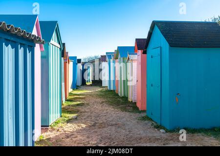 Cabines de plage en bois sur l'île d'Oléron en France, cabines colorées Banque D'Images