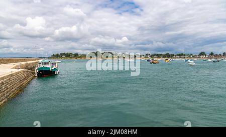 Port Navalo en Bretagne, magnifique village à l'entrée du golfe du Morbihan, avec le bateau pour Locmariaquer Banque D'Images