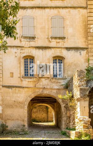 Goult en Provence, village perché sur la montagne, rue et maison typiques Banque D'Images