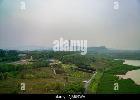 An aerial view of a foggy sky over the rural Chinese countryside Banque D'Images