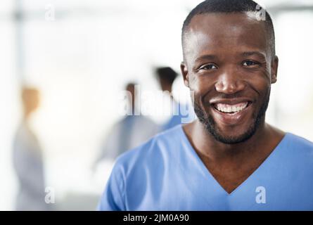 Médecin souriant et professionnel dans un portrait de gros plan à l'hôpital avec un arrière-plan flou. Professionnel de la santé homme noir confiant avec Banque D'Images