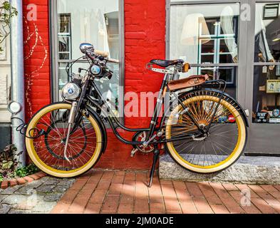Un vieux vélo motorisé de la marque Motorenwerke Rex sur une façade de maison historique Banque D'Images