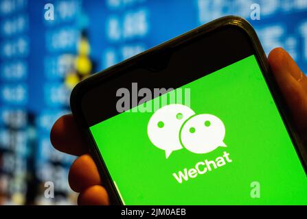 Dans cette illustration, le logo de l'application chinoise de messagerie polyvalente, de réseaux sociaux et de paiement mobile développé par Tencent, WeChat, s'affiche sur l'écran d'un smartphone. Banque D'Images