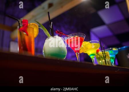 Une rangée de différents verres de martini sur le comptoir dans un bar Banque D'Images