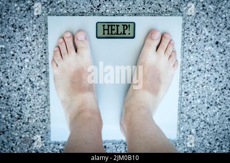 Concept de perte de poids. Personne sur une échelle mesurant le kilogramme. Banque D'Images