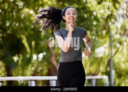 Allez, faites couler le sang. Une jeune femme va courir dans le parc. Banque D'Images