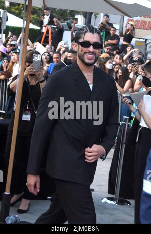 Los Angeles, Californie, Etats-Unis 1st août 2022 le chanteur/acteur Bad Bunny, alias Benito Martinez Ocasio assiste à la première de Columbia Pictures 'Bullet train' à Regency Village Theatre sur 1 août 2022 à Los Angeles, Californie, Etats-Unis. Photo par Barry King/Alamy stock photo Banque D'Images