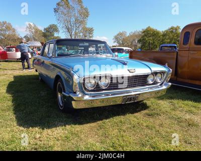 Chascomus, Argentine - 9 avril 2022 - berline à quatre portes 1970 Old Blue Ford Galaxie Starliner garée sur l'herbe. Salon de la voiture classique. CopySpace Banque D'Images