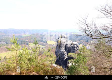 Vue panoramique sur les formations rocheuses de Bashtai couvertes d'arbres par un beau temps en Allemagne Banque D'Images