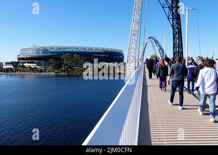 Pont piétonnier de Matagarup traversant le fleuve de cygne avec le stade de Perth, à Burswood, à Perth, en Australie occidentale Banque D'Images