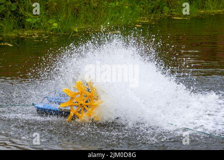 Aérateurs rotatifs utilisés dans les grands étangs à poissons Banque D'Images