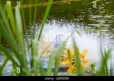 Aérateurs rotatifs utilisés dans les grands étangs à poissons Banque D'Images