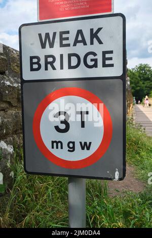 Rue européenne standard montée en métal, signalisation routière, avertissement d'un pont faible devant. La limite de poids est de 3 (trois) tonnes. À Tintern Abby près de Chepstow, Wa Banque D'Images