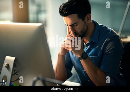 Je ne m'y suis pas inscrit. Photo d'un jeune homme d'affaires stressé pendant une nuit de travail tardive. Banque D'Images
