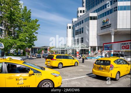 Vancouver, Colombie-Britannique, Canada - 24 juillet 2022 : taxis qui attirent des milliers de touristes au terminal de croisière de Vancouver. Banque D'Images