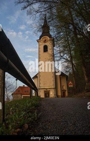 Vue extérieure d'une vieille église dans une ville slovène Banque D'Images