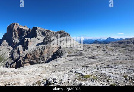 Incroyable paysage de montagne à couper le souffle dans les Dolomites sur le Mont Rosetta qui ressemble à la surface lunaire et une cabane alpine au milieu Banque D'Images