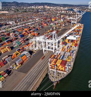Vue aérienne d'un bateau à conteneurs amarré au port d'Oakland dans la baie de San Francisco Banque D'Images