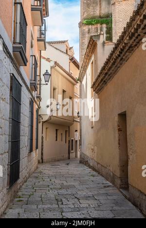 Estrecha callejuela peatonal adoquinada cerca detrás de la iglesia san Martín en Valladolid, Espagne Banque D'Images