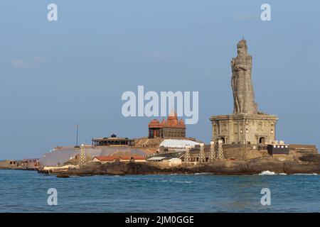 Vue sur la statue de Tiruvallur et le monument commémoratif de Vivekananda Rock, Kanyakumari, Tamilnadu, Inde. Banque D'Images