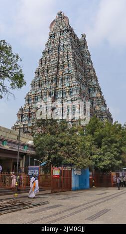 Vue latérale du Gopuram occidental du Temple de Meenakshi Amman, Temple construit au début de l'A.D, Madurai, Tamilnadu, Inde. Banque D'Images