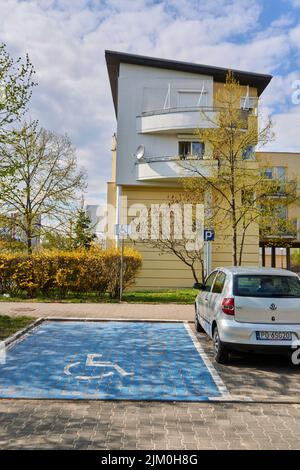 Un plan vertical d'un parking pour les conducteurs handicapés par un immeuble d'appartements dans le quartier de Stare Zegrze Banque D'Images