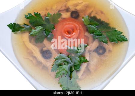 Les kholodets de poulet sont décorés de persil. Viande en gelée à l'aspique avec légumes, nourriture traditionnelle. Banque D'Images