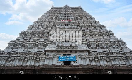 Vue à angle bas de l'entrée principale du temple d'Arunachaleshwara Gopuram, Tiruvannamalai, Tamilnadu, Inde. Banque D'Images