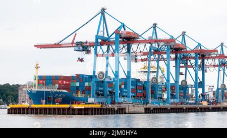 Hambourg, Allemagne. 02nd août 2022. Un bateau à conteneurs est amarré au terminal Burchardkai, dans le port de Hambourg. Credit: Markus Scholz/dpa/Alay Live News Banque D'Images