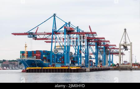 Hambourg, Allemagne. 02nd août 2022. Un bateau à conteneurs est amarré au terminal Burchardkai, dans le port de Hambourg. Credit: Markus Scholz/dpa/Alay Live News Banque D'Images